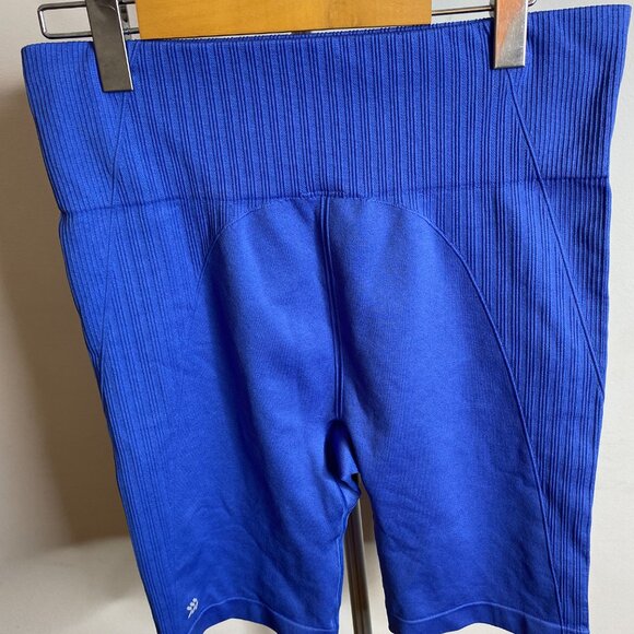 woman short - Picture 4 of 8